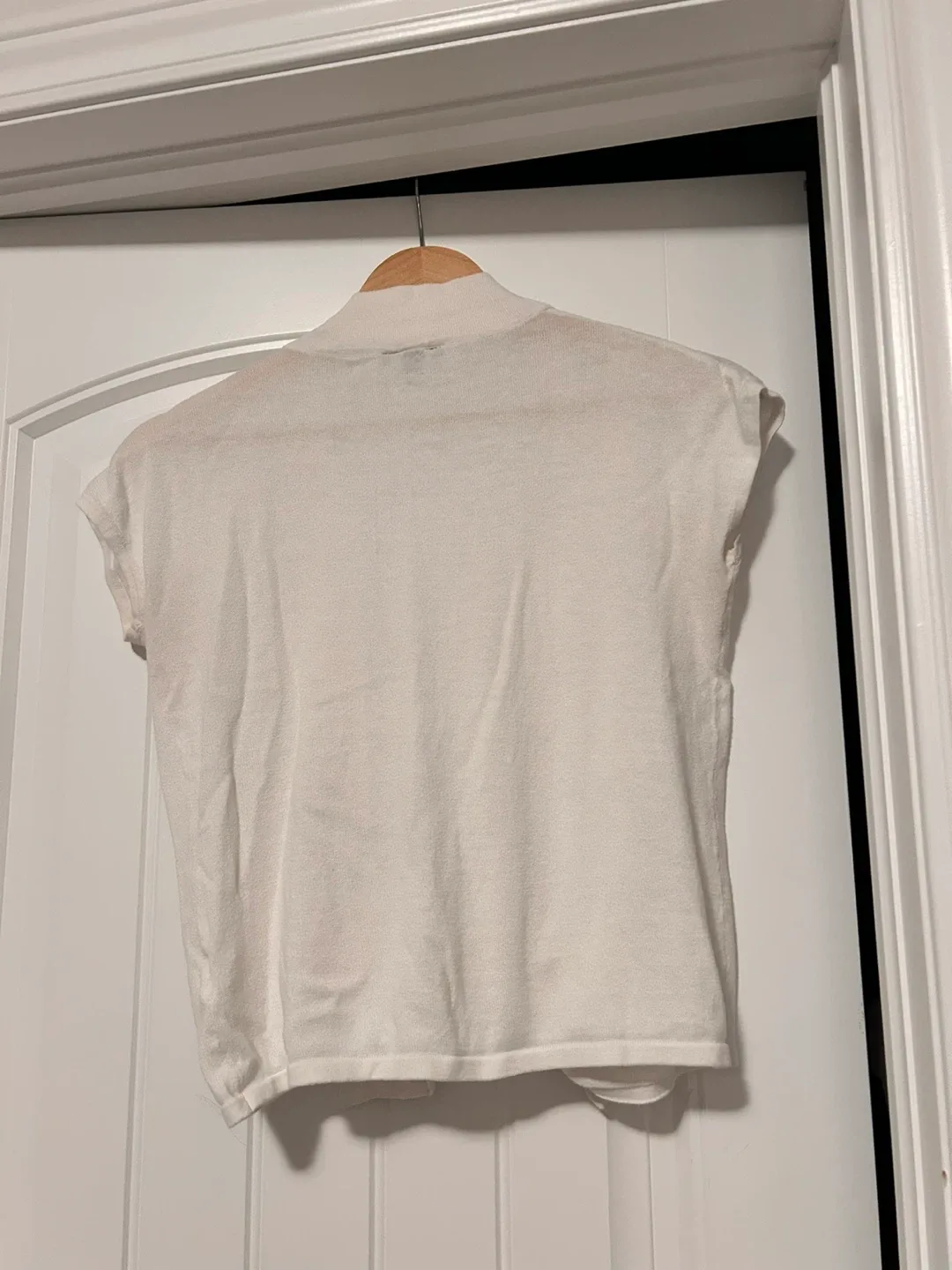 White short sleeved sweater image indicator(2)