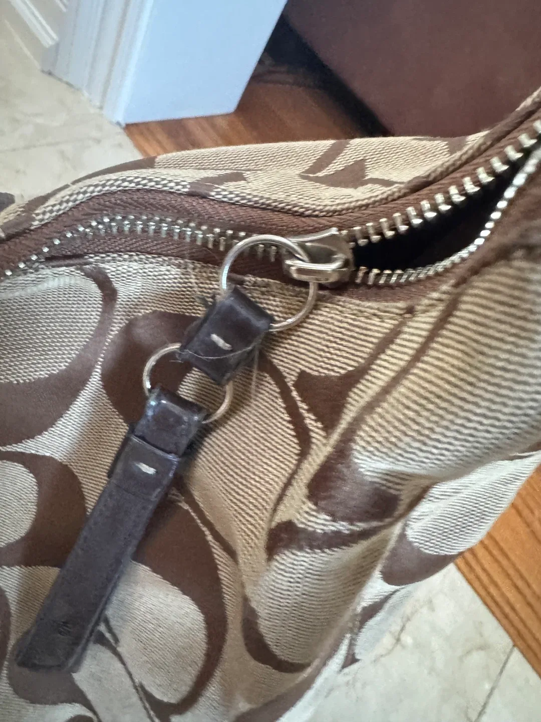 Coach Signature Hobo Bag image indicator(5)