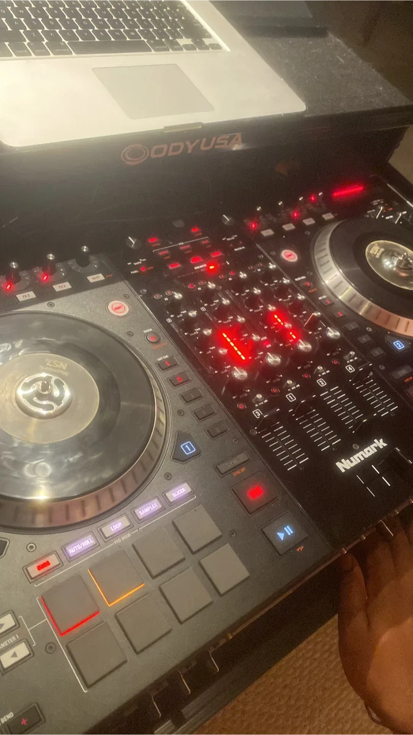 Numark NS7II Serato DJ Controller image indicator(2)