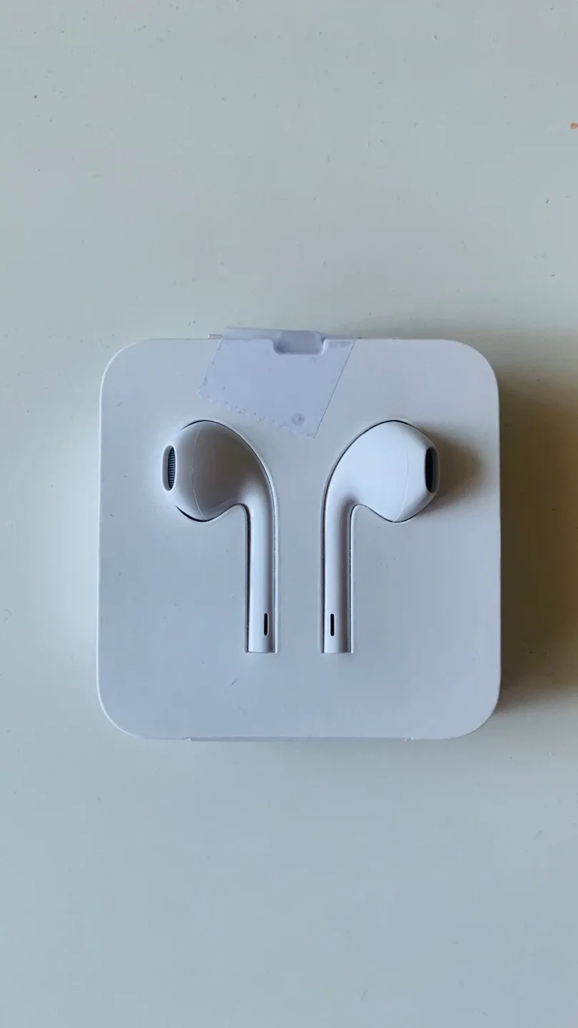Apple EarPods (Lightning) thumbnail