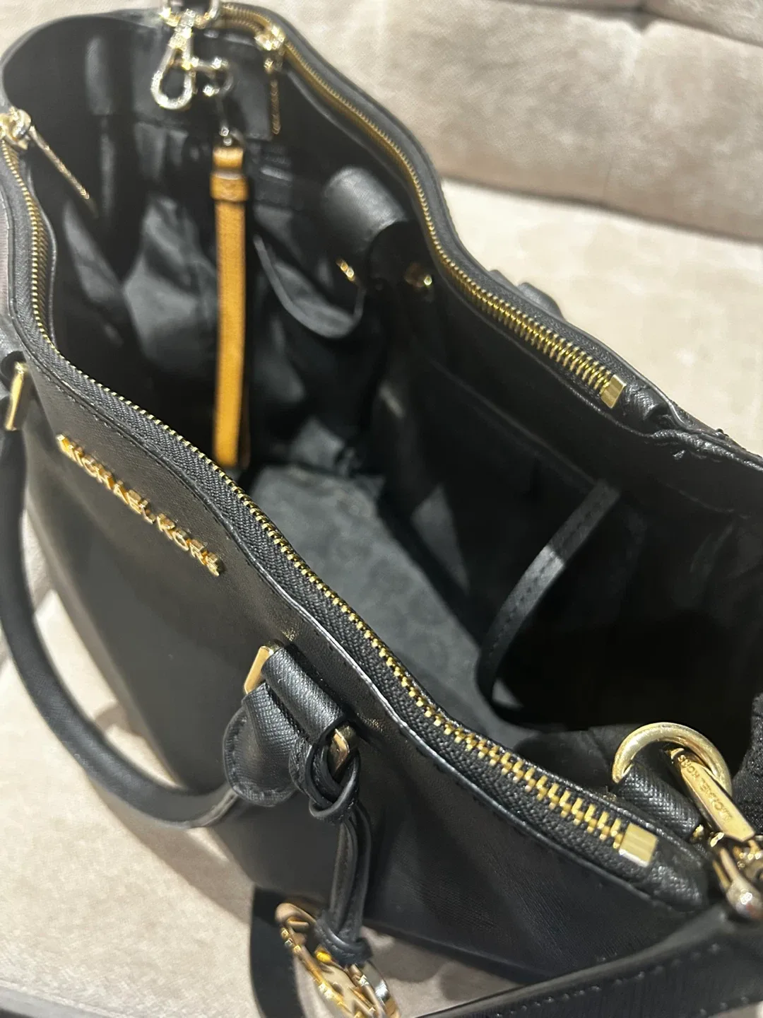 Michael Kors Black Leather Tote Bag image indicator(3)