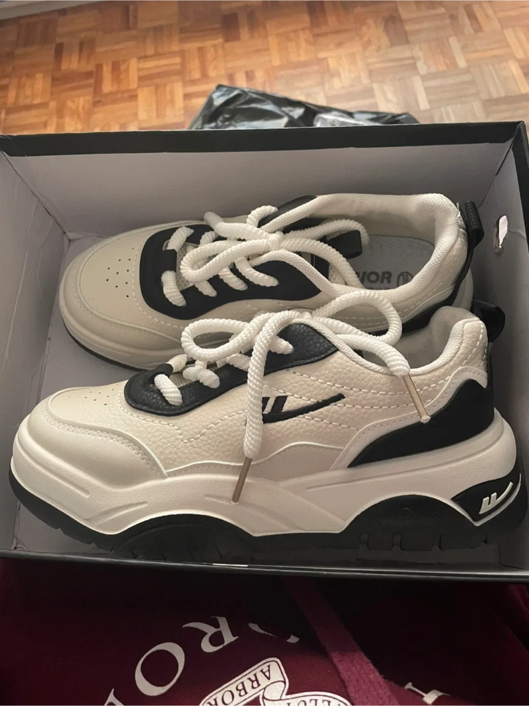 Warrior Cream & Black Sneakers, Size 235 (US 6) image indicator(2)