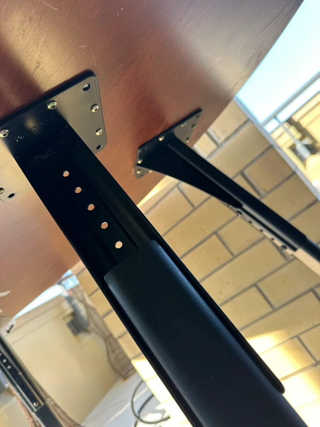 Round Wooden Table with Adjustable Height image indicator(3)