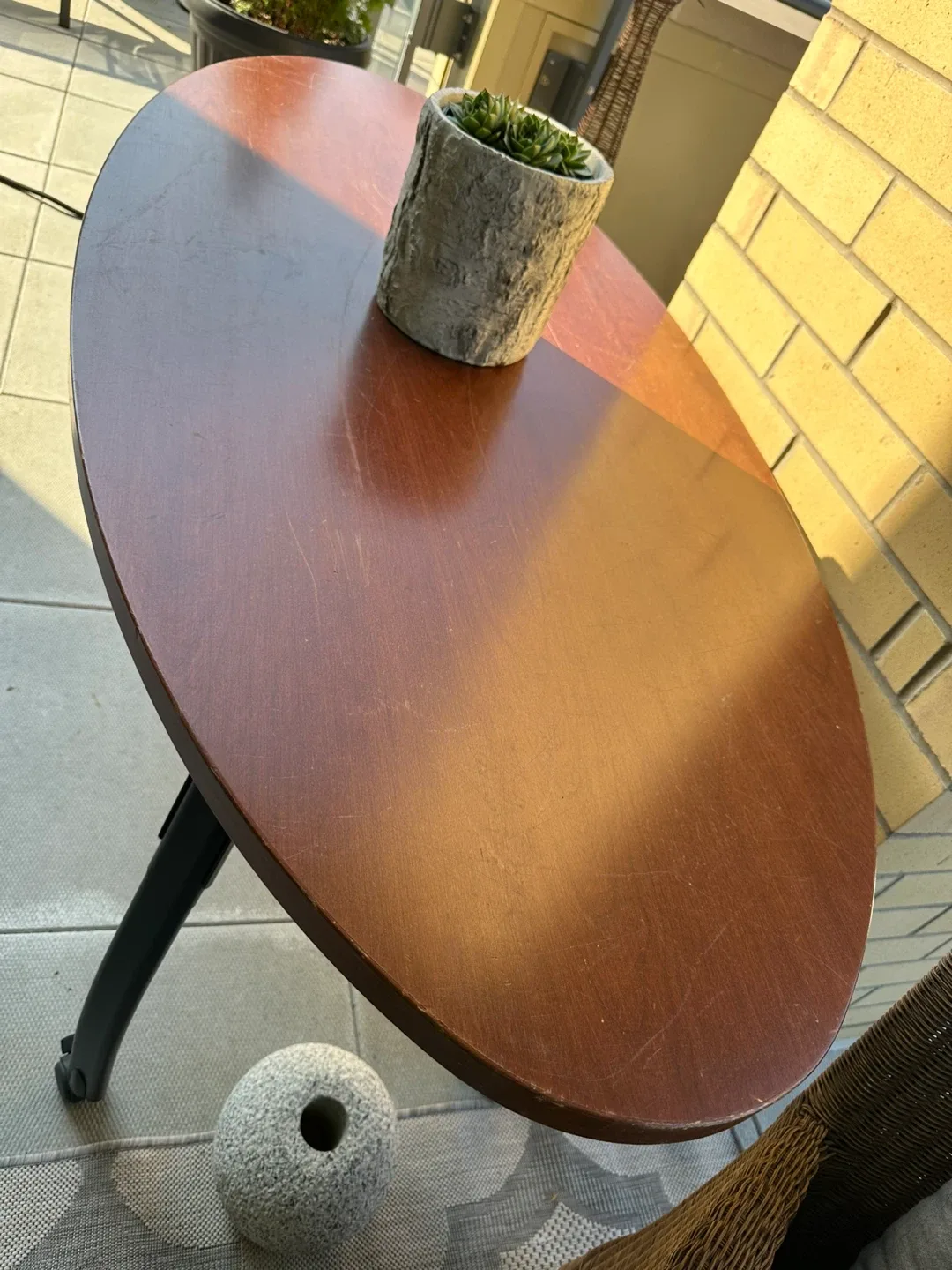 Round Wooden Table with Adjustable Height image indicator(2)