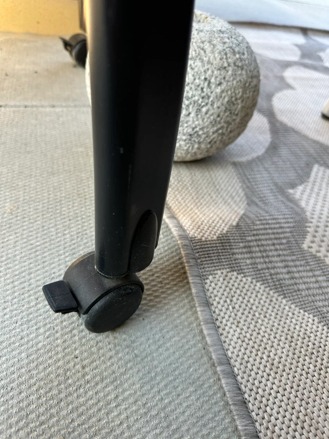 Round Wooden Table with Adjustable Height image indicator(4)