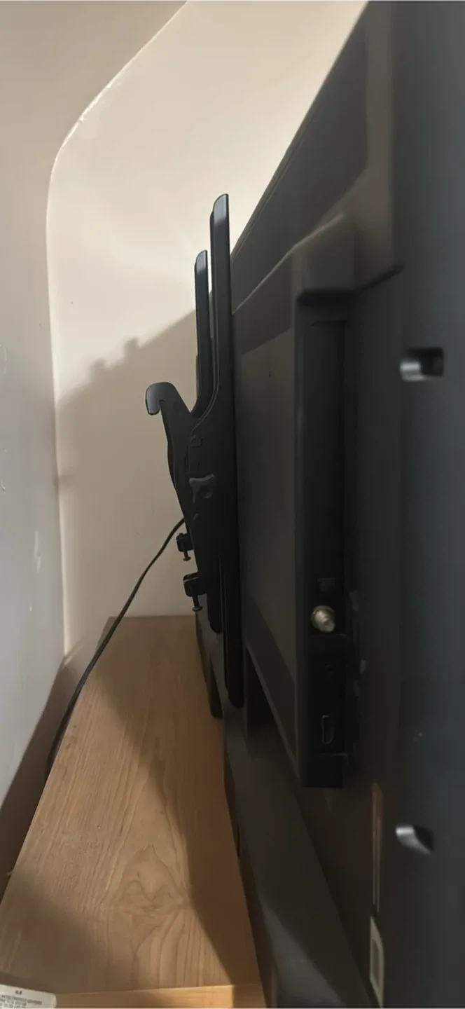 Insignia 40” TV with mount image indicator(2)