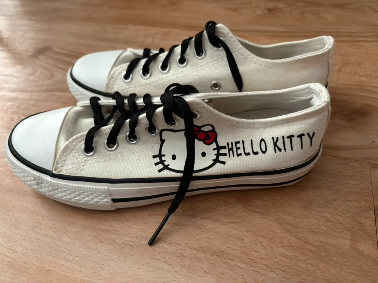 Hello Kitty White Sneakers - Size 36/ 6 US women��’s thumbnail