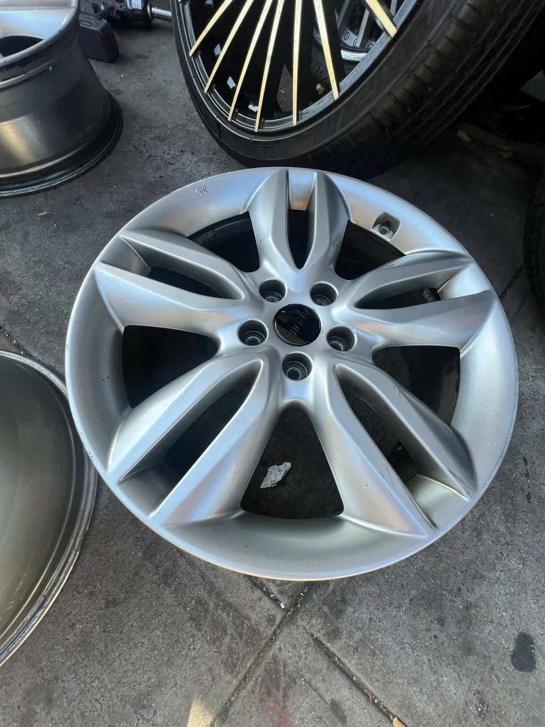 Set of 4 Silver Rims/Wheels image indicator(3)