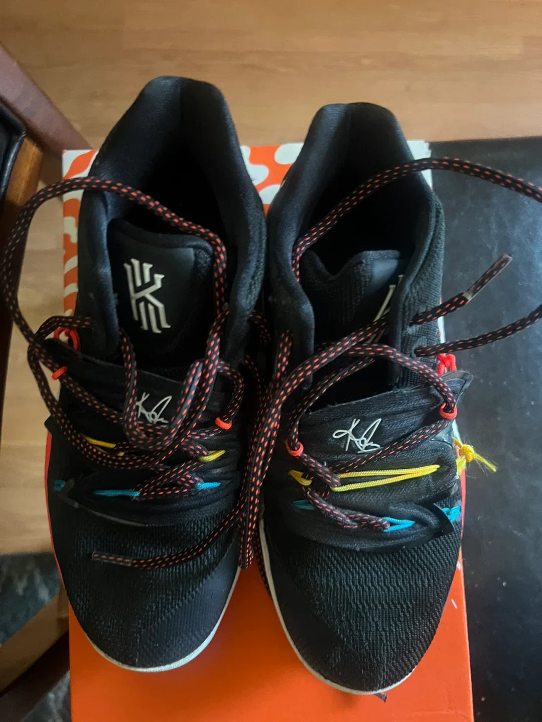 Nike Kyrie 5 'Friends' Black Youth Size 5Y image indicator(3)