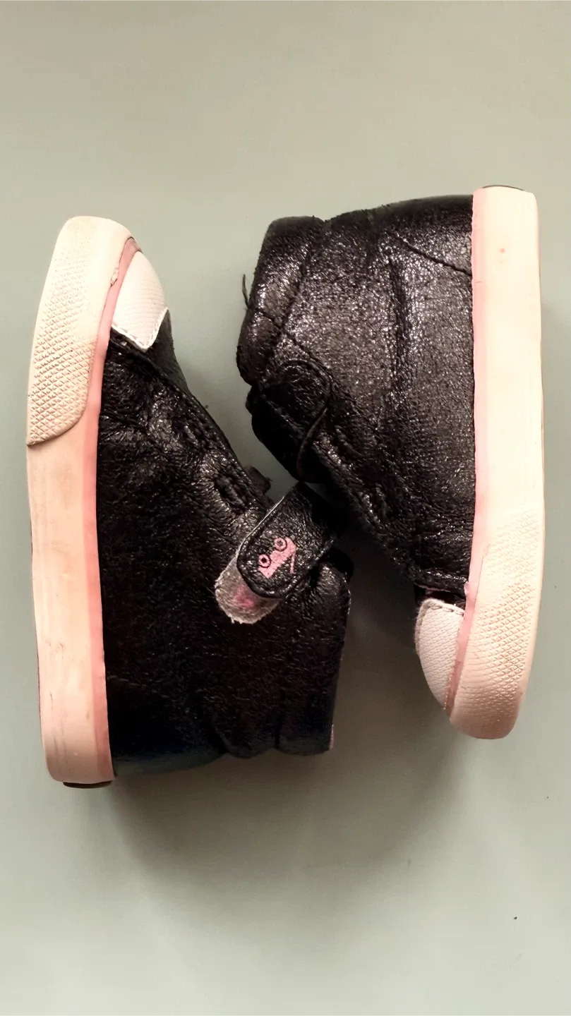 See Kai Run Black Glitter High-Top Sneakers - Size 5 image indicator(3)