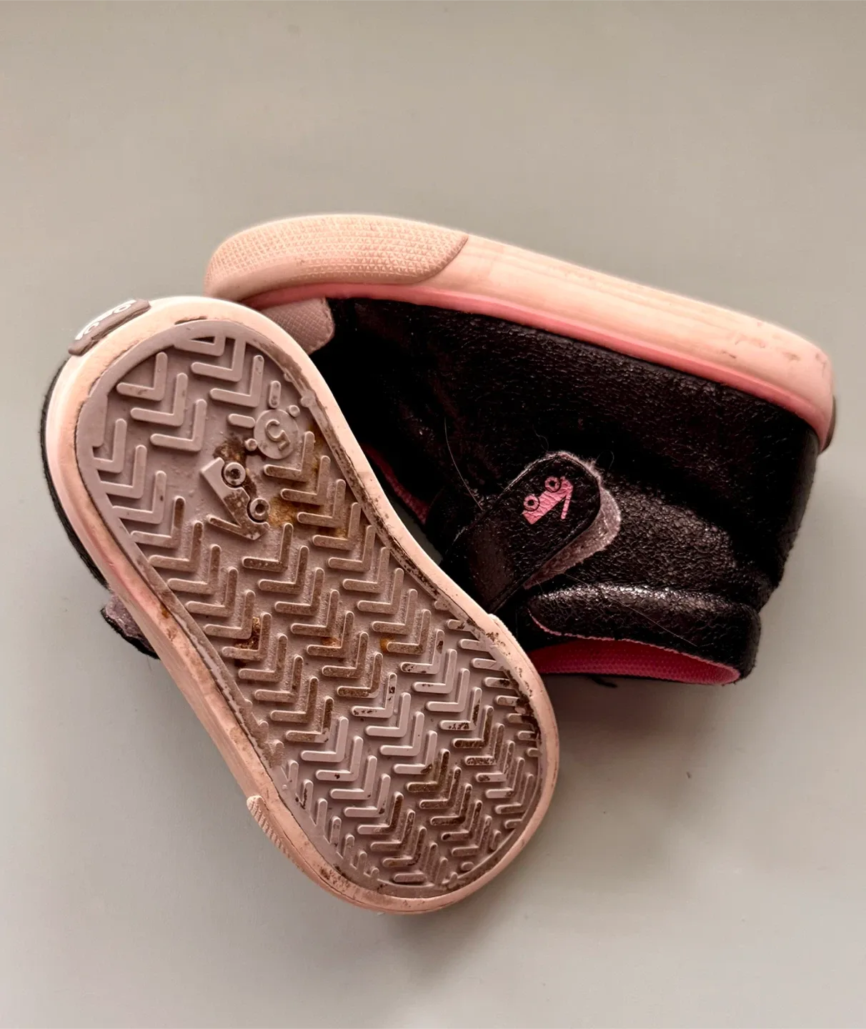 See Kai Run Black Glitter High-Top Sneakers - Size 5 image indicator(5)