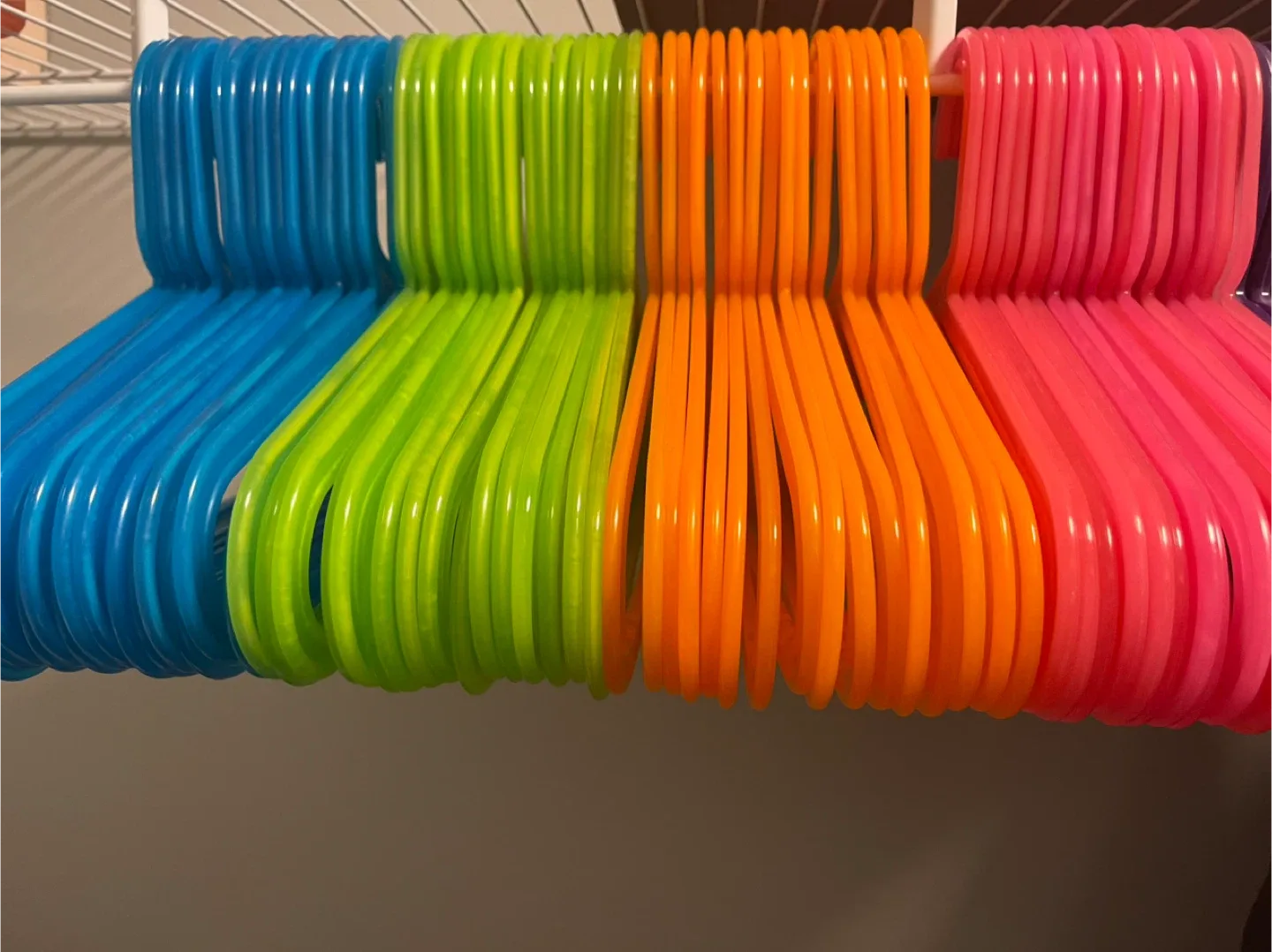 Colorful Plastic Clothes Hangers image indicator(2)