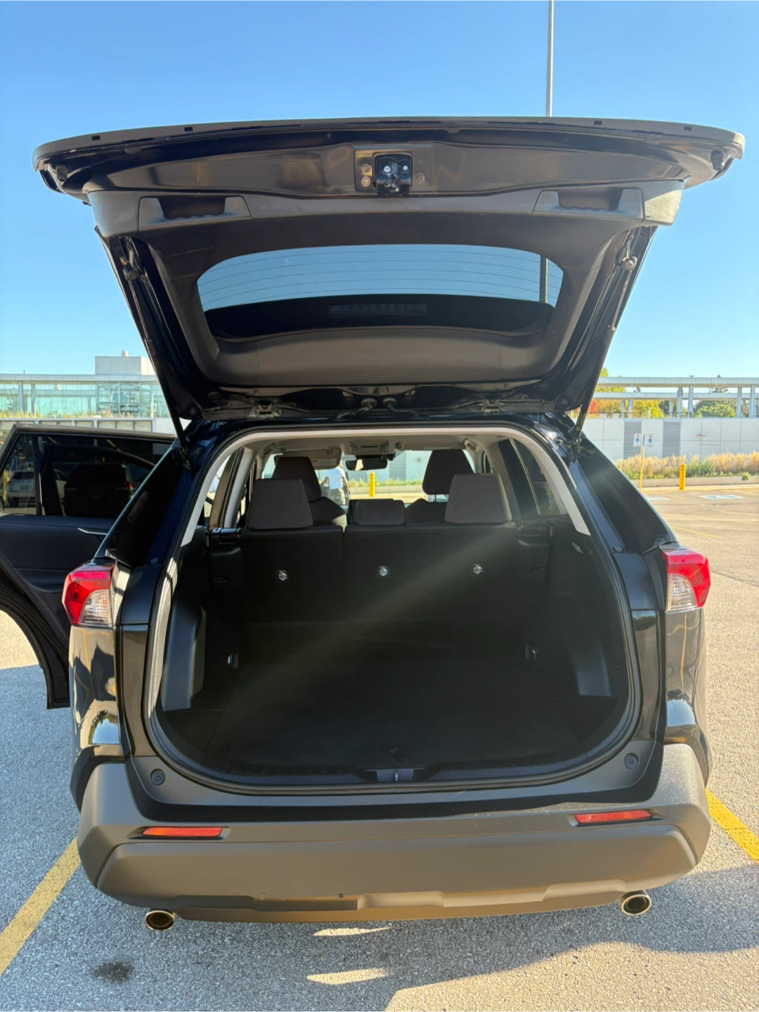 Black Toyota RAV4 LE Hybrid - photo 5