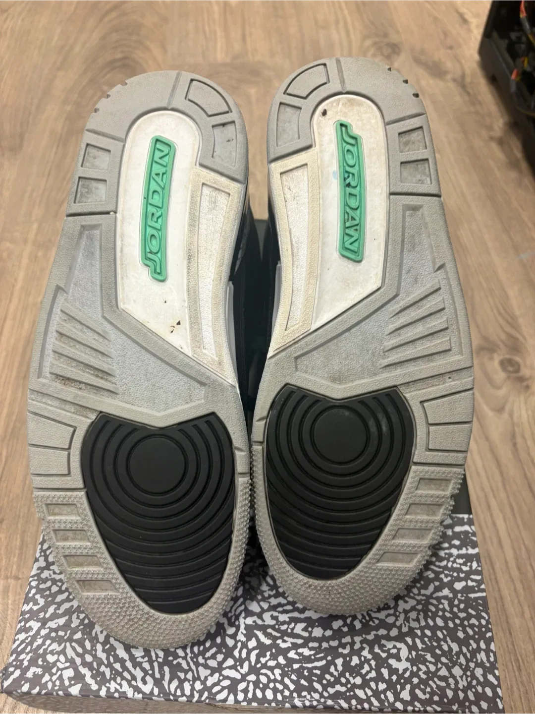 Air Jordan 3 Green Glow US 10.5 image indicator(4)