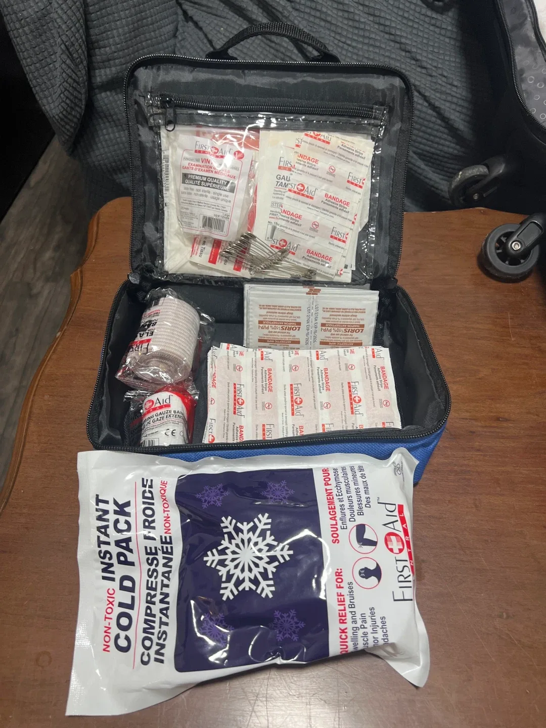 First Aid Kit - Trousse De Premiers Soins image indicator(2)