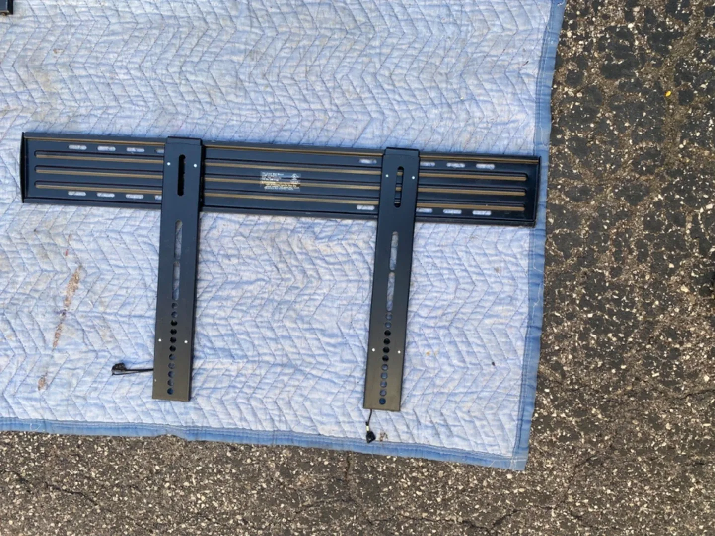 CIL L2 A/V Wall Mount - Black image indicator(3)