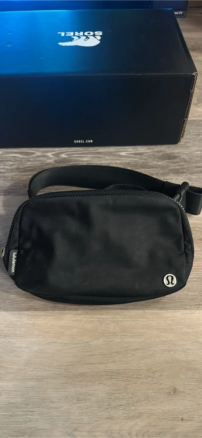 Lululemon Everywhere Belt Bag Black thumbnail