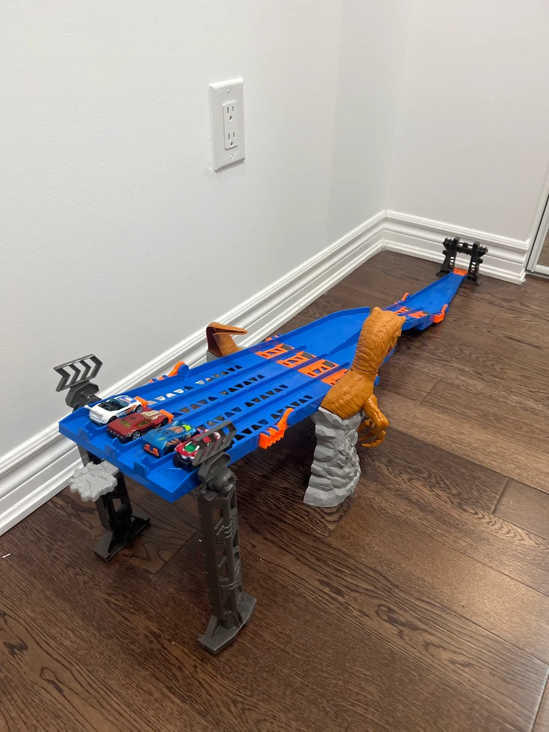 Hot Wheels Dino Launcher Track Set image indicator(2)