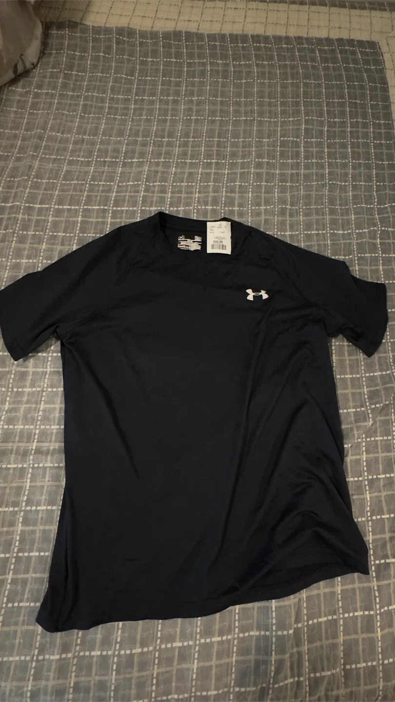 Under Armour T-Shirt - Medium