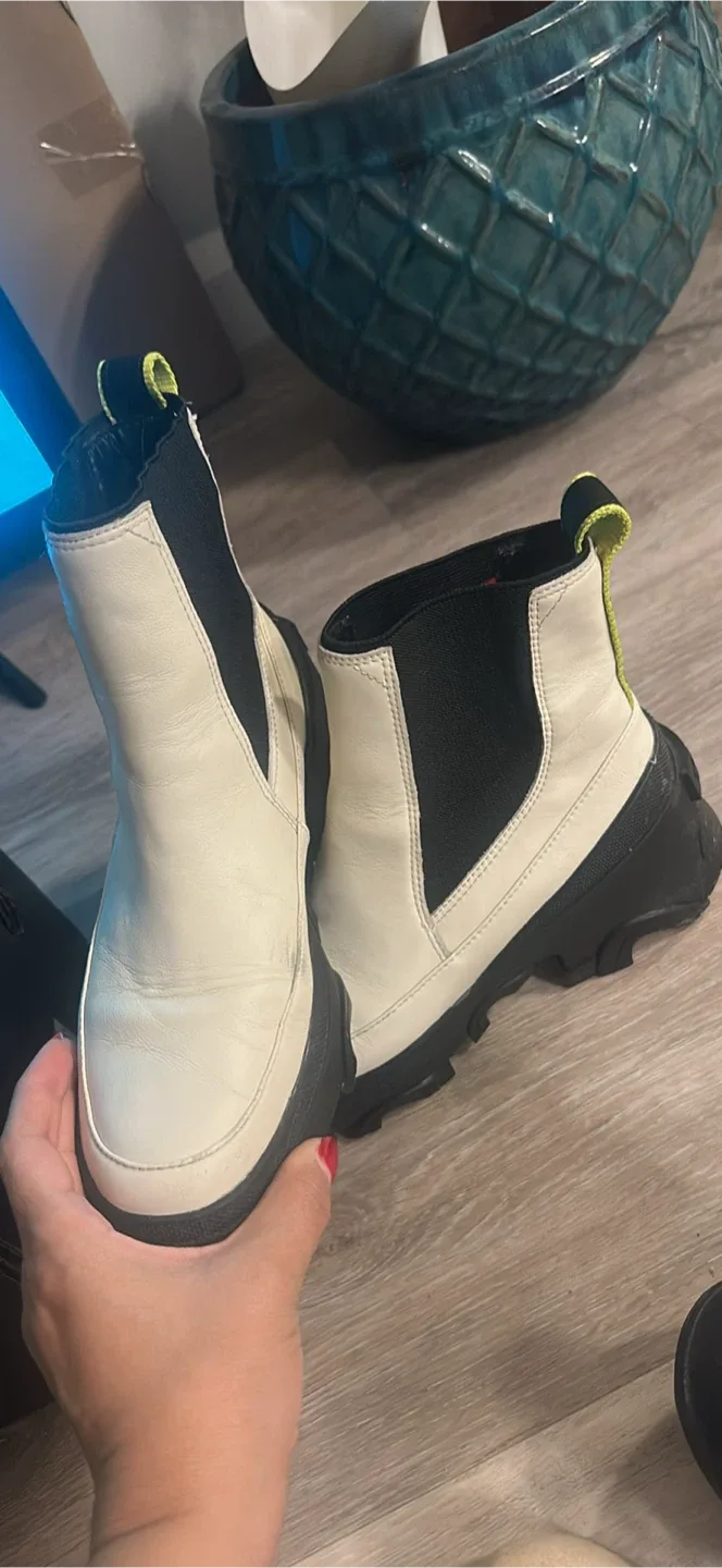 Sorel Chelsea Boots, Size 8.5 thumbnail