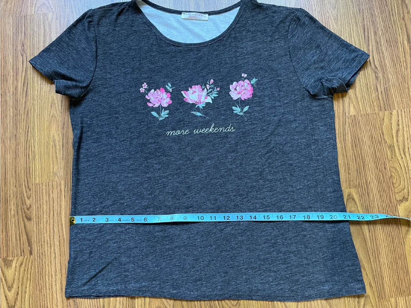 Rose + Vine women’s medium pyjama lounge top, dark gray floral image indicator(5)