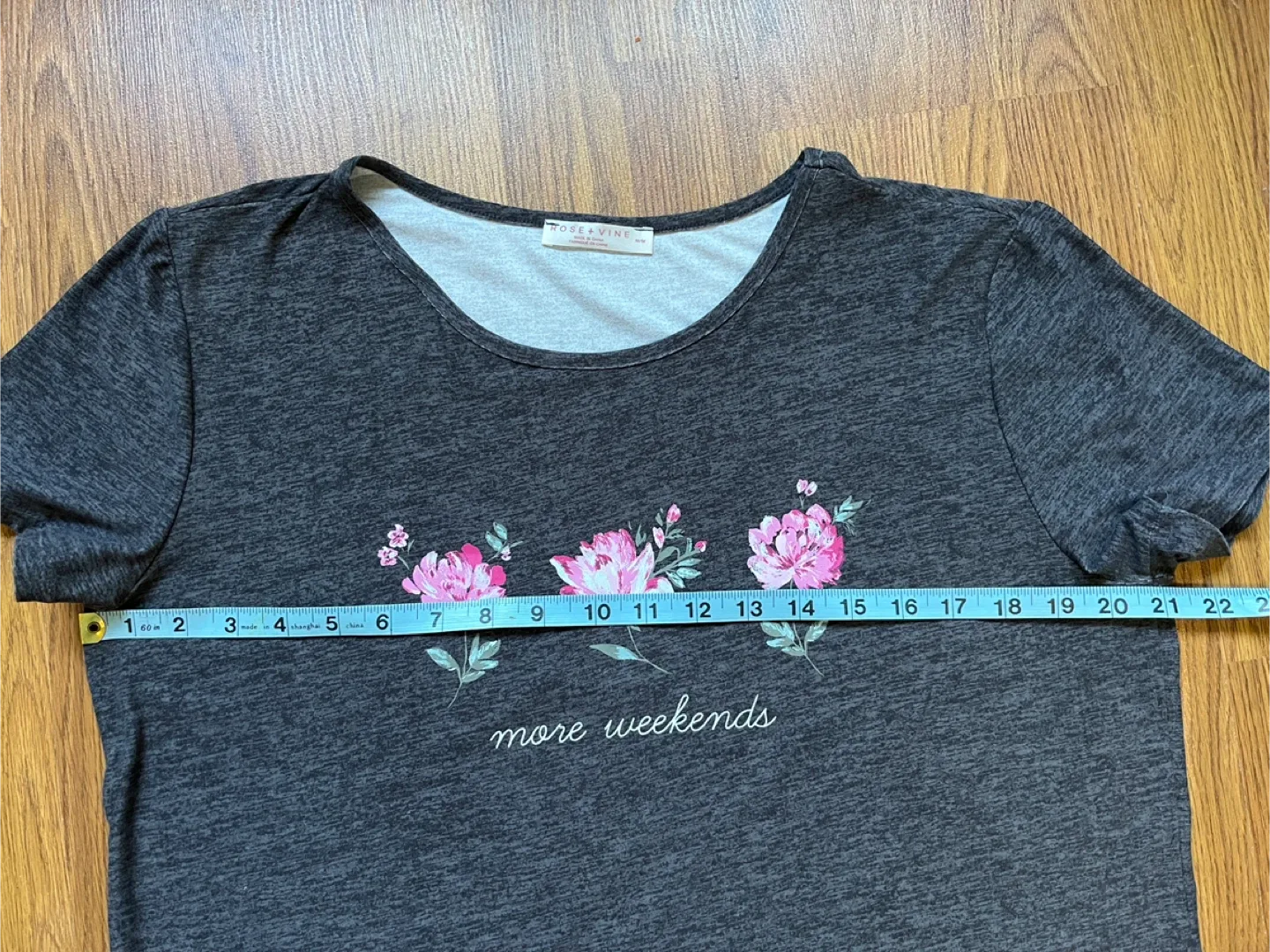 Rose + Vine women’s medium pyjama lounge top, dark gray floral image indicator(3)