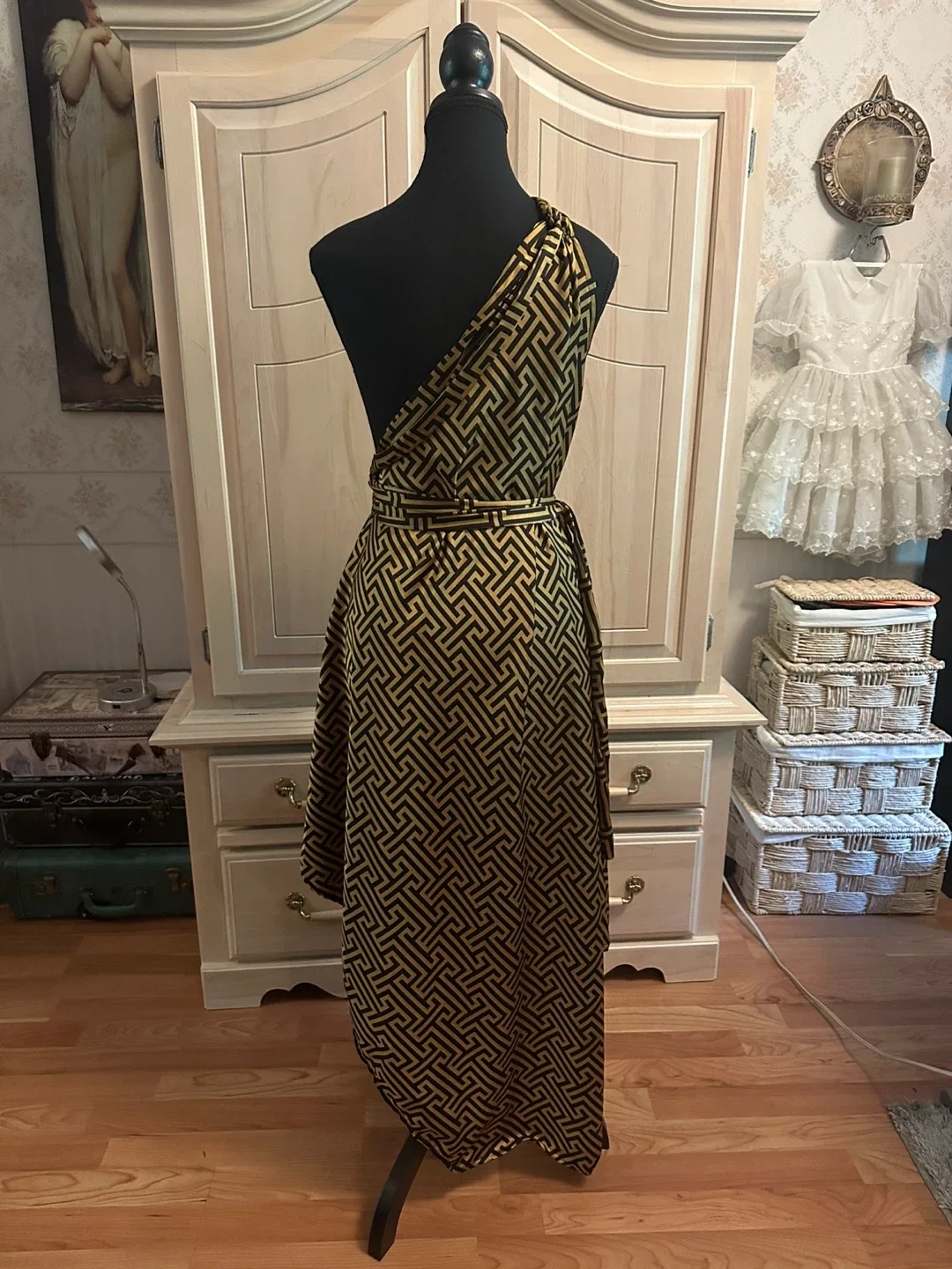 Gold & Black Dress image indicator(2)