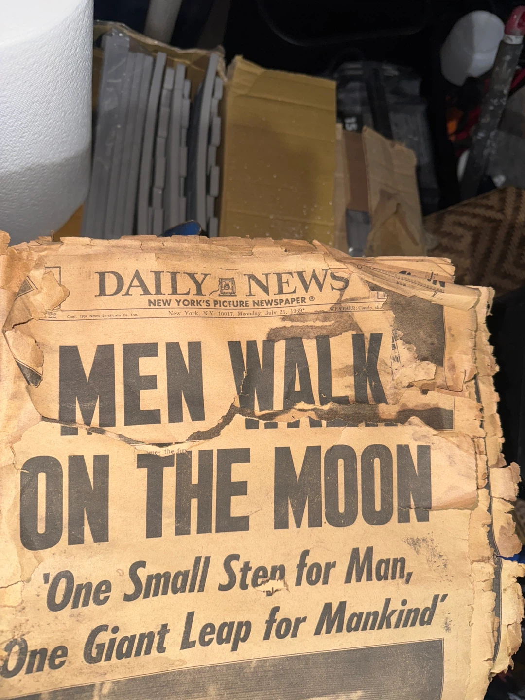 Vintage Daily News: Men Walk on the Moon Newspaper - photo 2