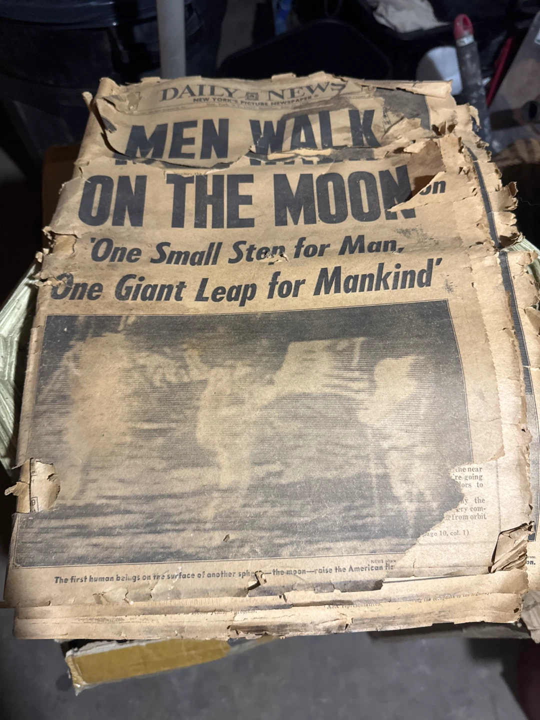 Vintage Daily News: Men Walk on the Moon Newspaper - photo 3