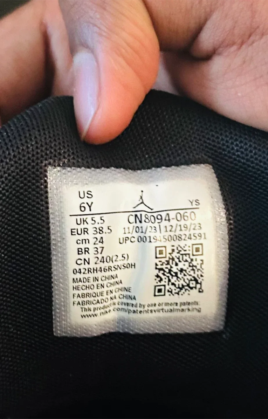 Jordan Max Aura 5 Black/Red Size 6Y image indicator(5)