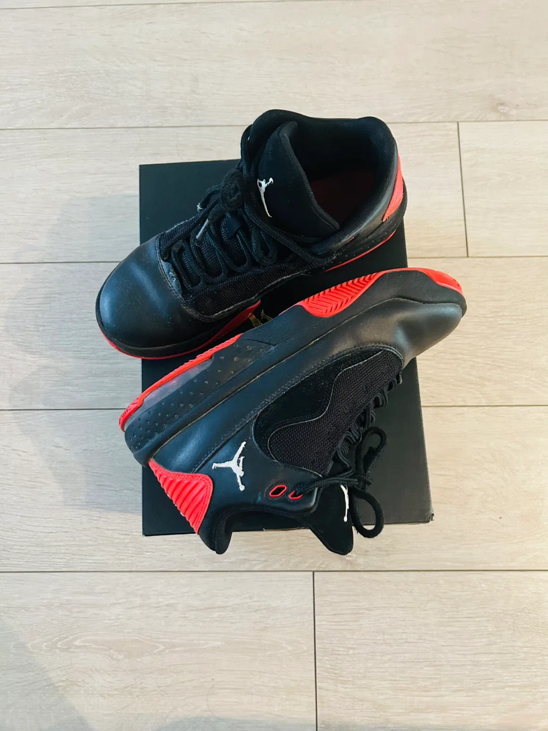 Jordan Max Aura 5 Black/Red Size 6Y image indicator(4)