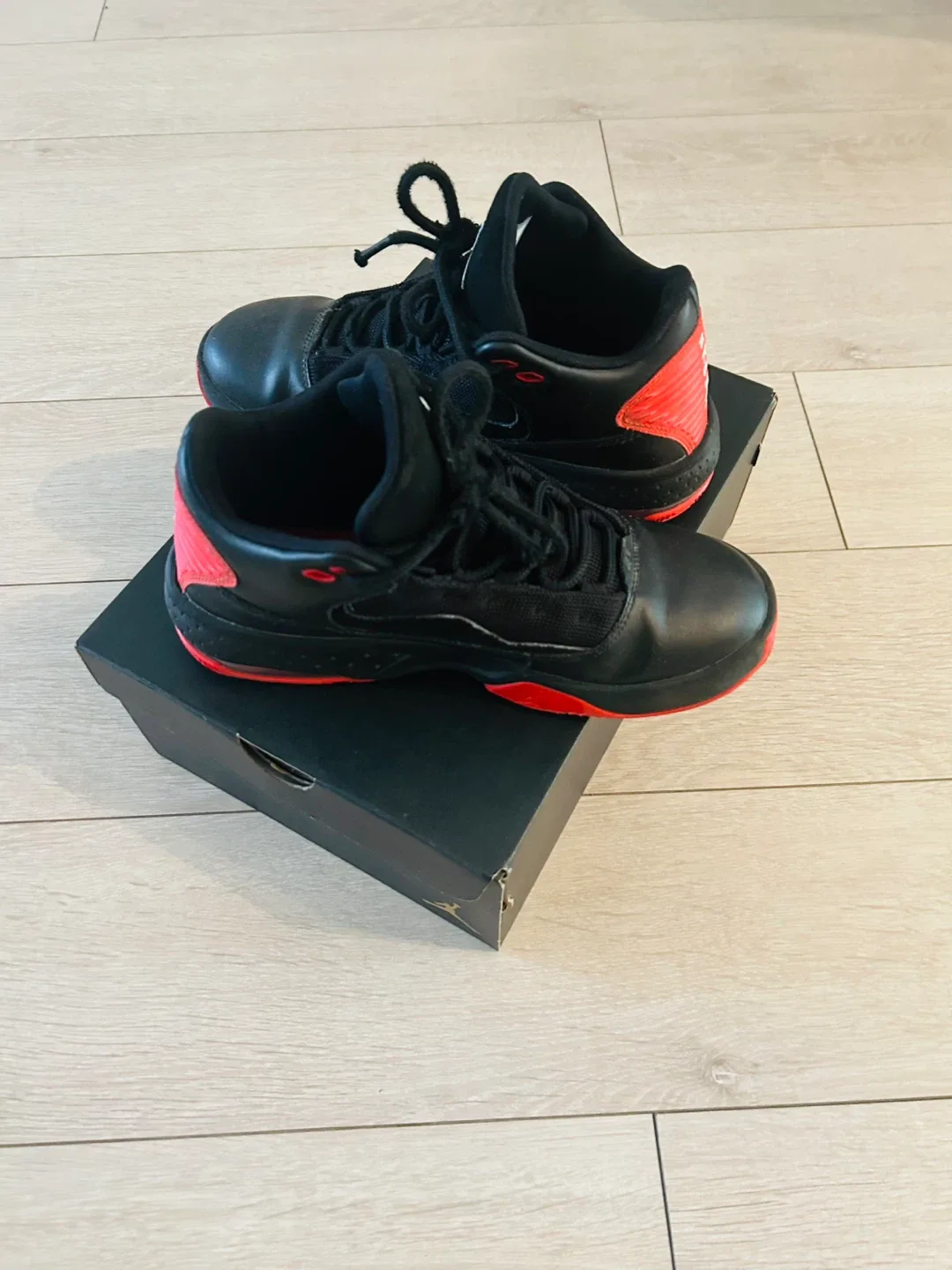 Jordan Max Aura 5 Black/Red Size 6Y image indicator(3)