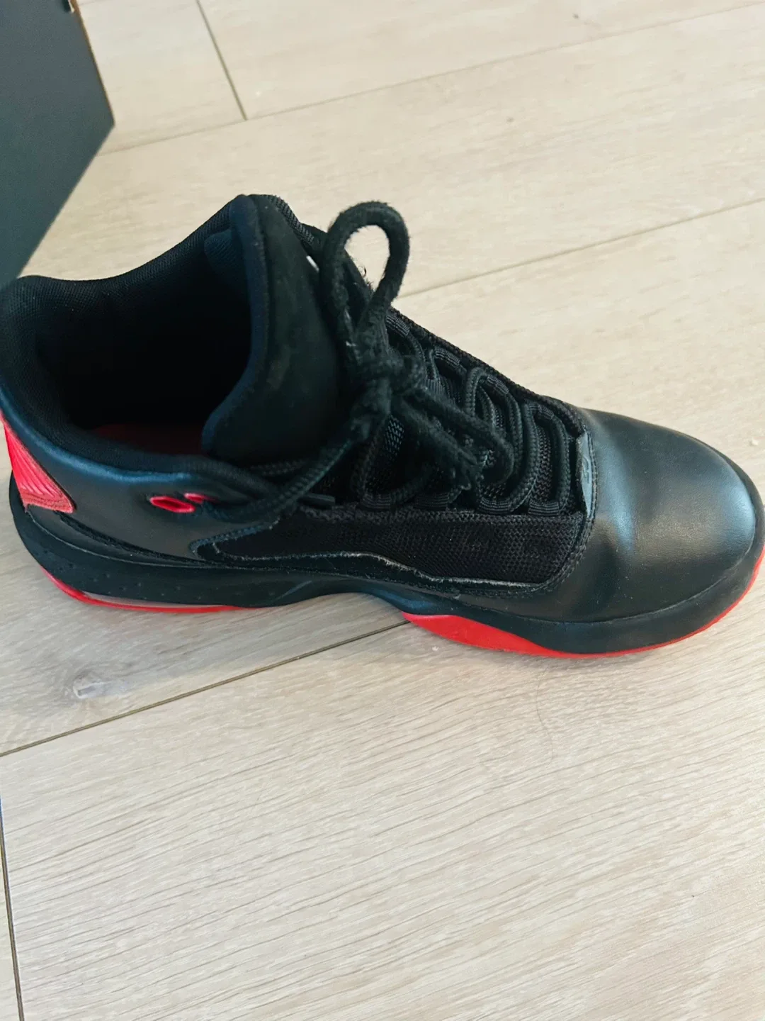 Jordan Max Aura 5 Black/Red Size 6Y image indicator(2)
