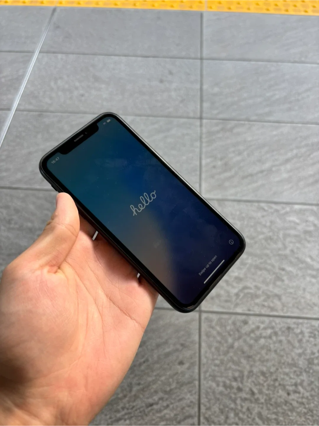 iPhone XR - 64GB - Black image indicator(3)