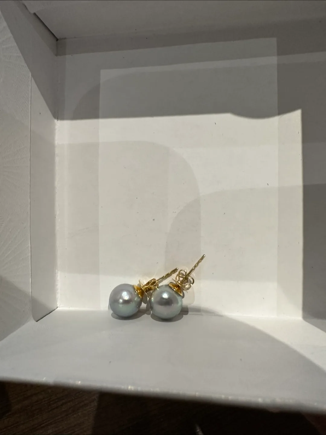 New South Sea Pearl Set of Stud Earrings and Necklace image indicator(8)