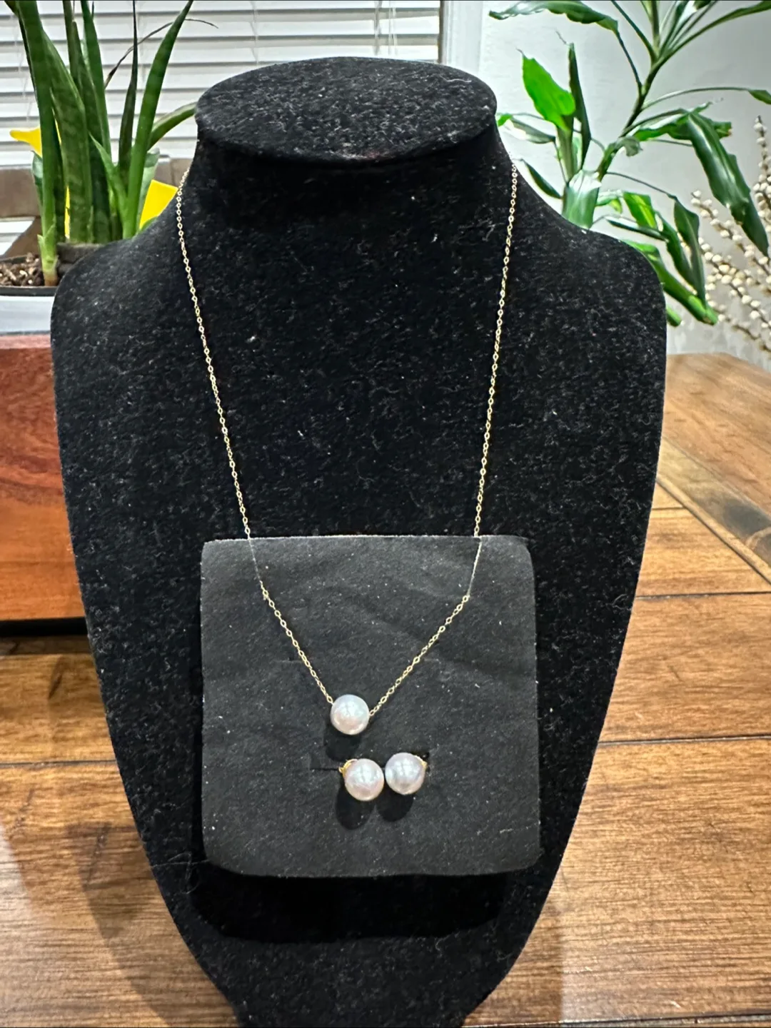 New South Sea Pearl Set of Stud Earrings and Necklace image indicator(7)