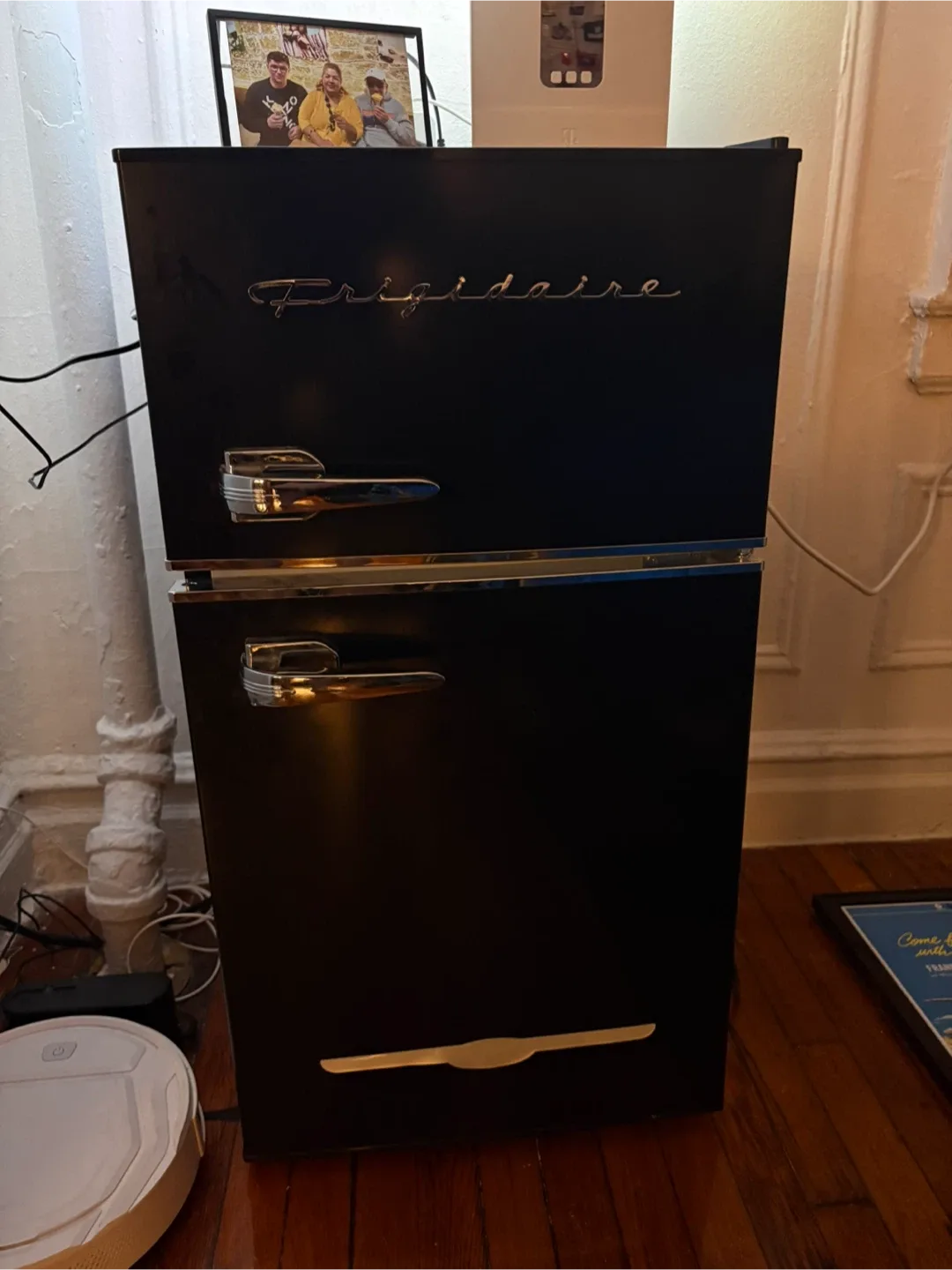 Frigidaire Retro Mini Fridge - Black image indicator(2)