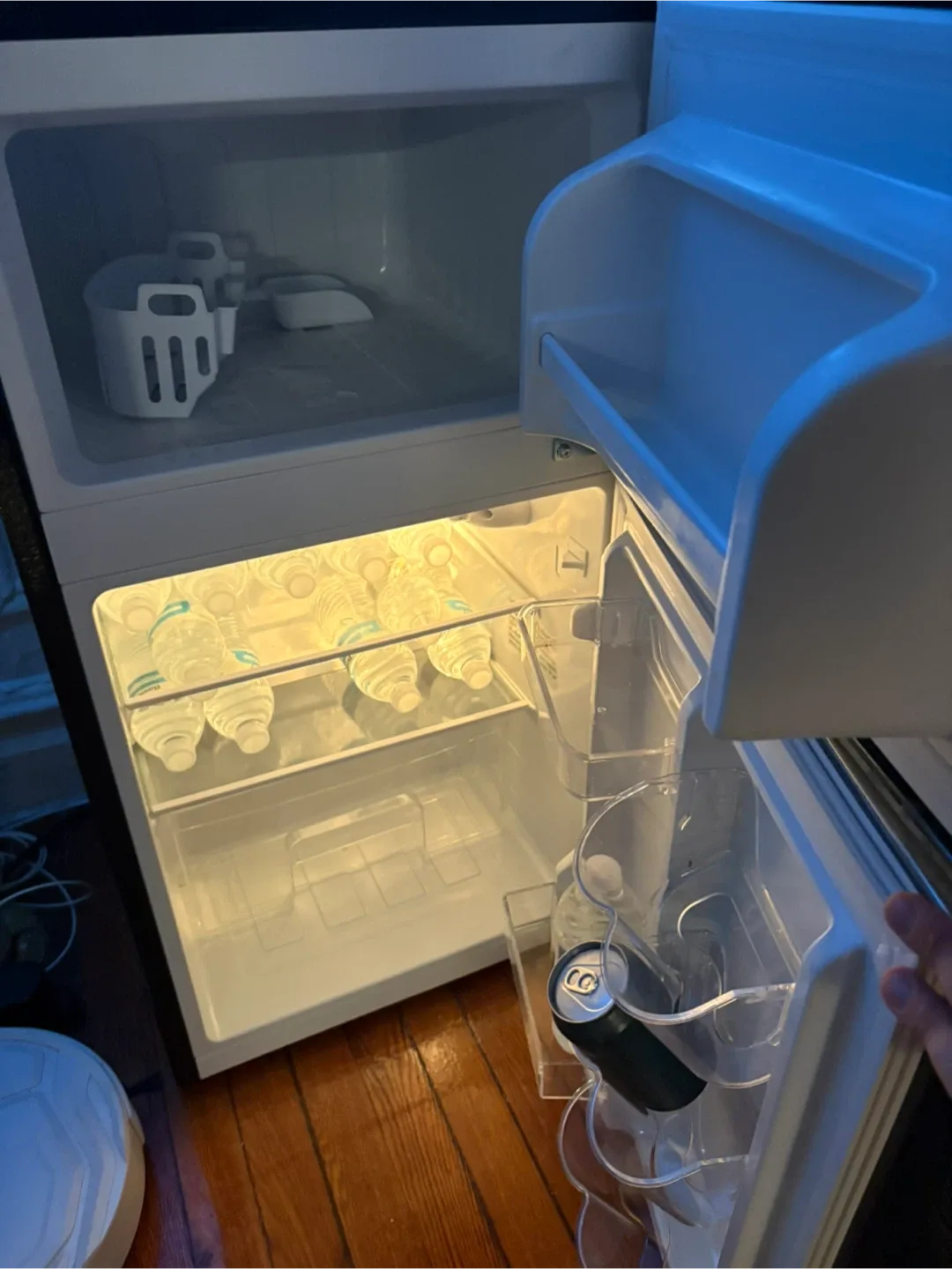 Frigidaire Retro Mini Fridge - Black image indicator(3)