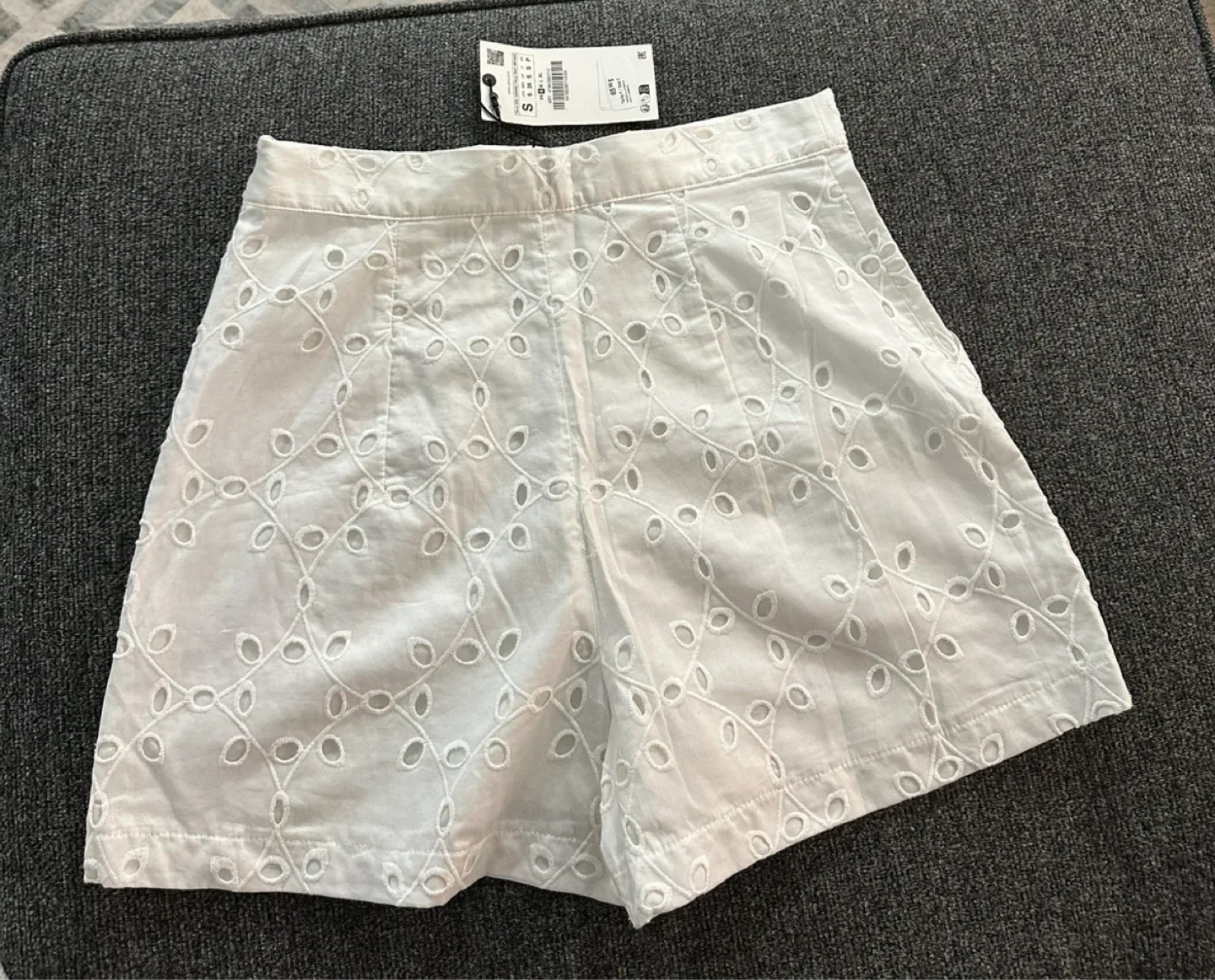 Zara White Embroidered Shorts - Size S image indicator(2)