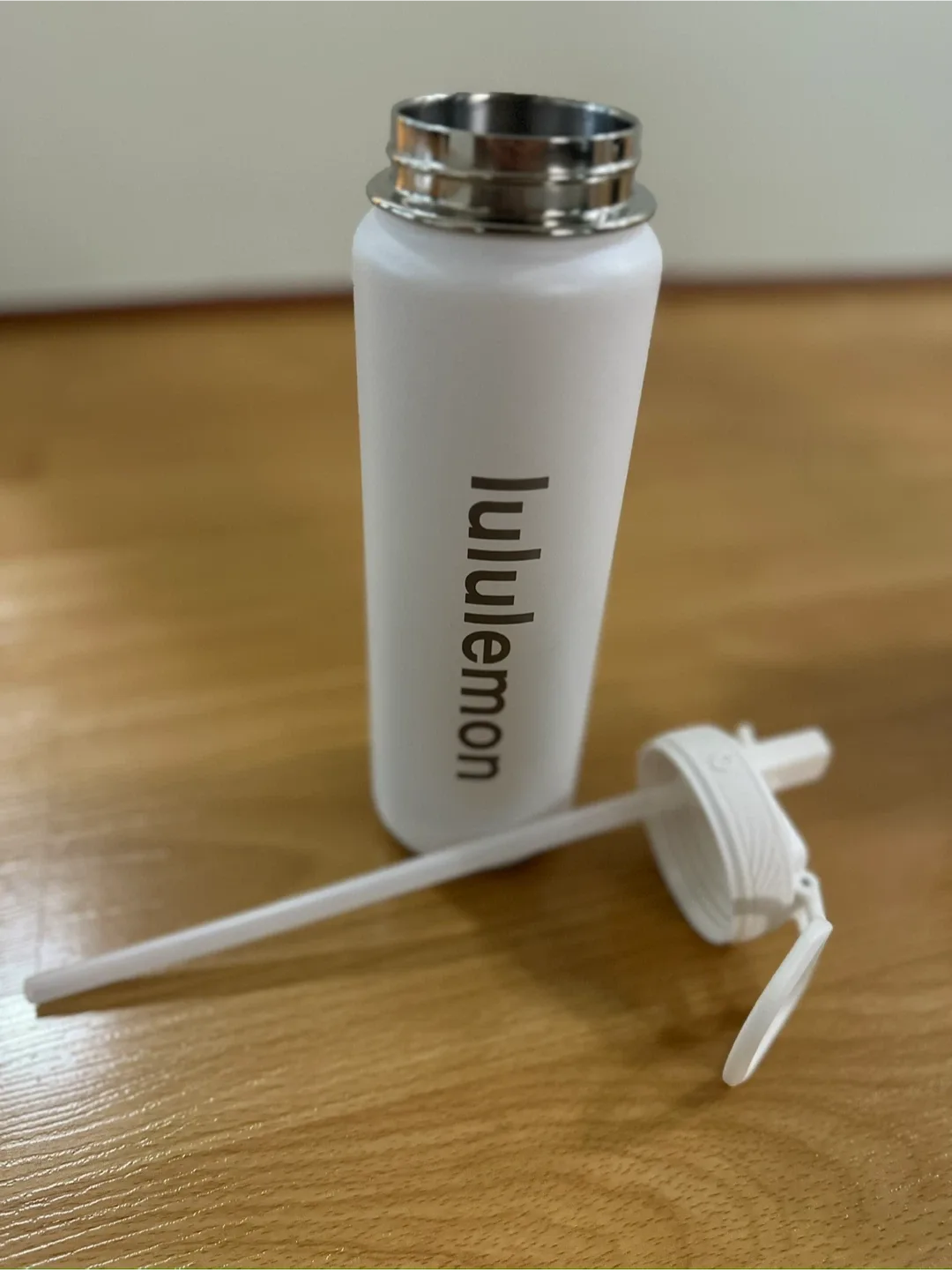 Lululemon White Water Bottle with Straw image indicator(3)