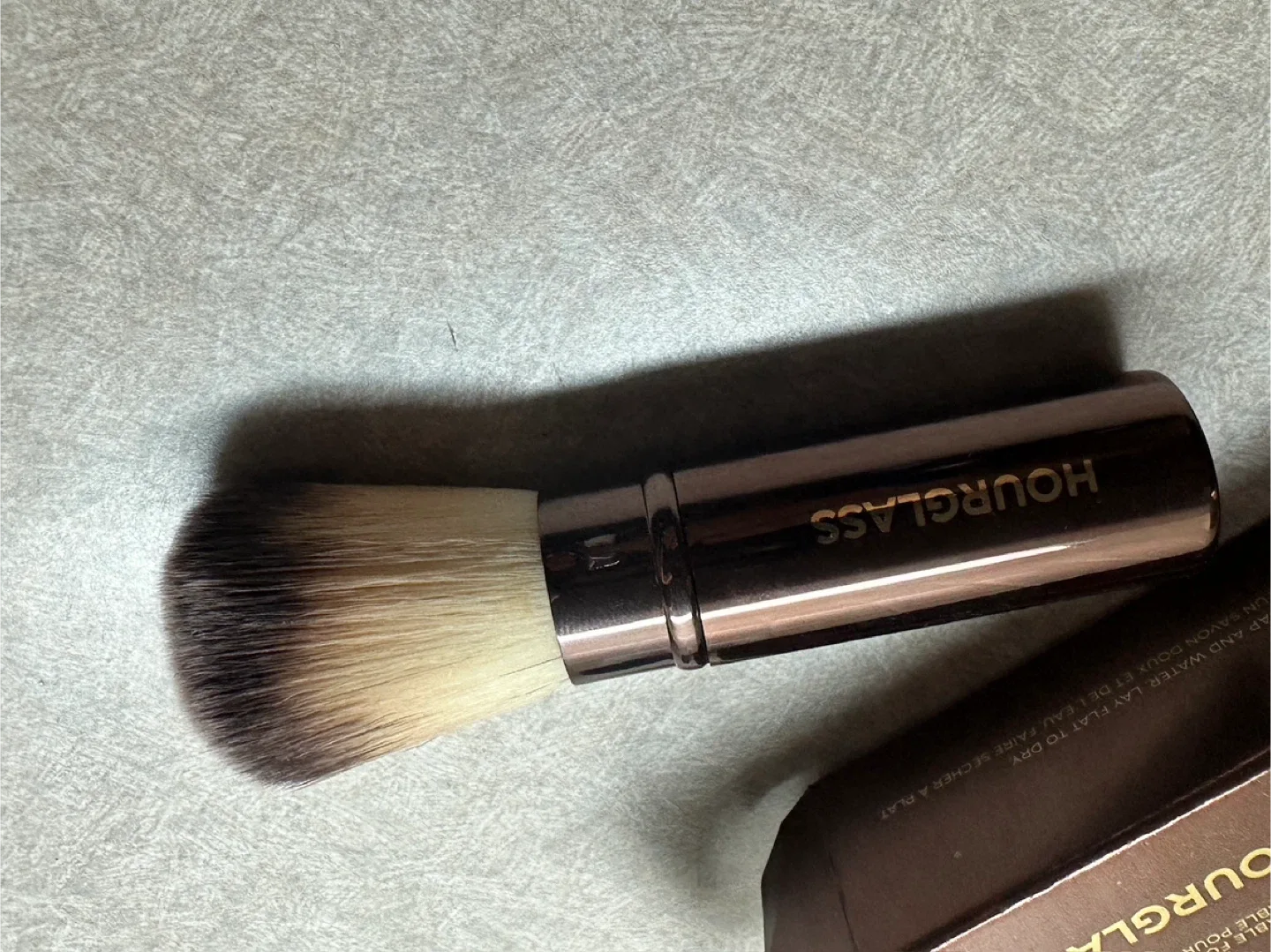 Hourglass Retractable Foundation Brush image indicator(2)