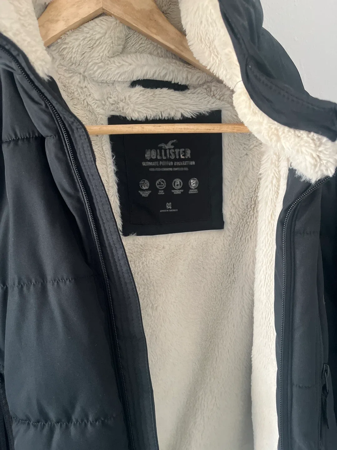 Hollister Ultimate Puffer Jacket - Size M image indicator(2)