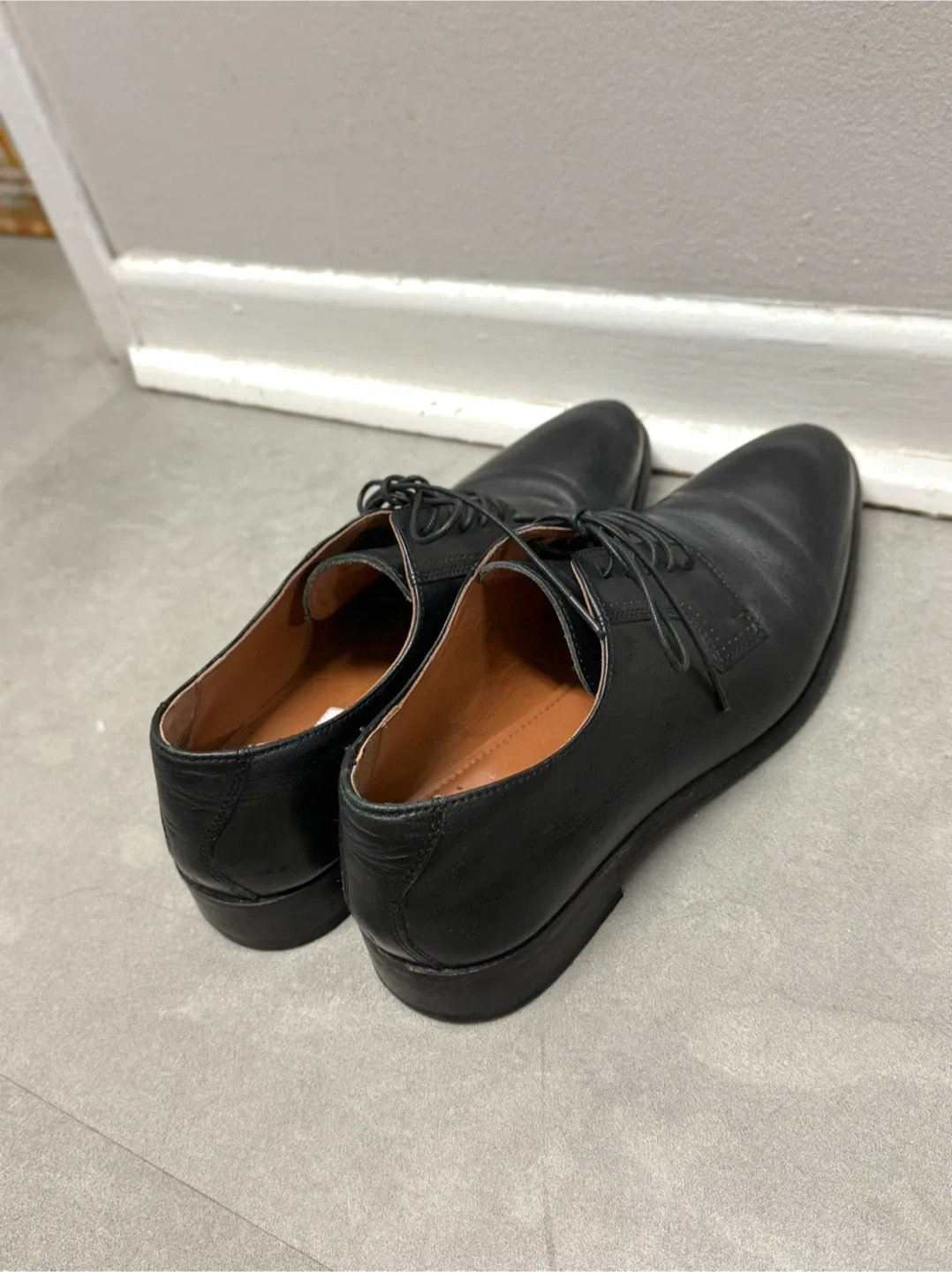 MOVING OUT SALE !!Black Leather Steve Madden Shoes image indicator(2)