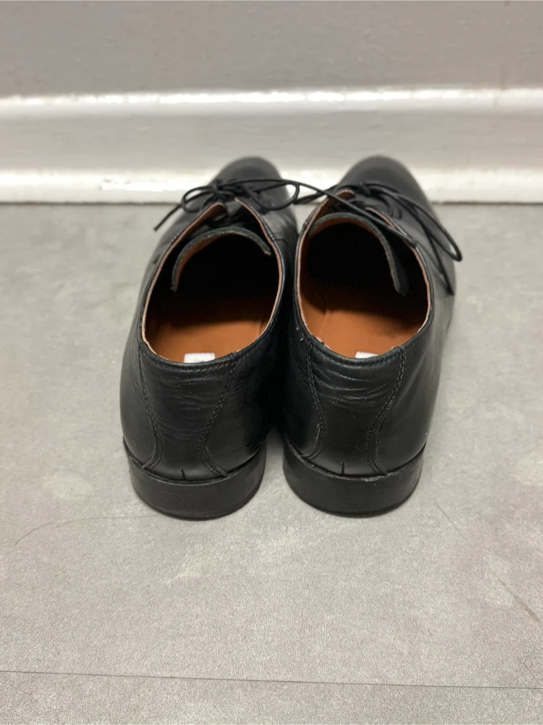 MOVING OUT SALE !!Black Leather Steve Madden Shoes image indicator(4)