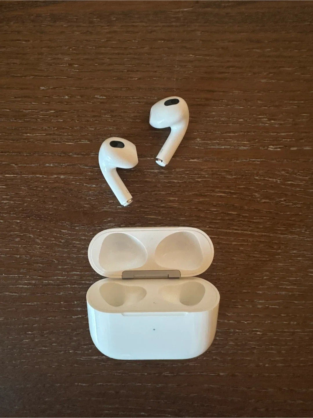 Apple AirPods Generation 3 Including Protective Case image indicator(4)