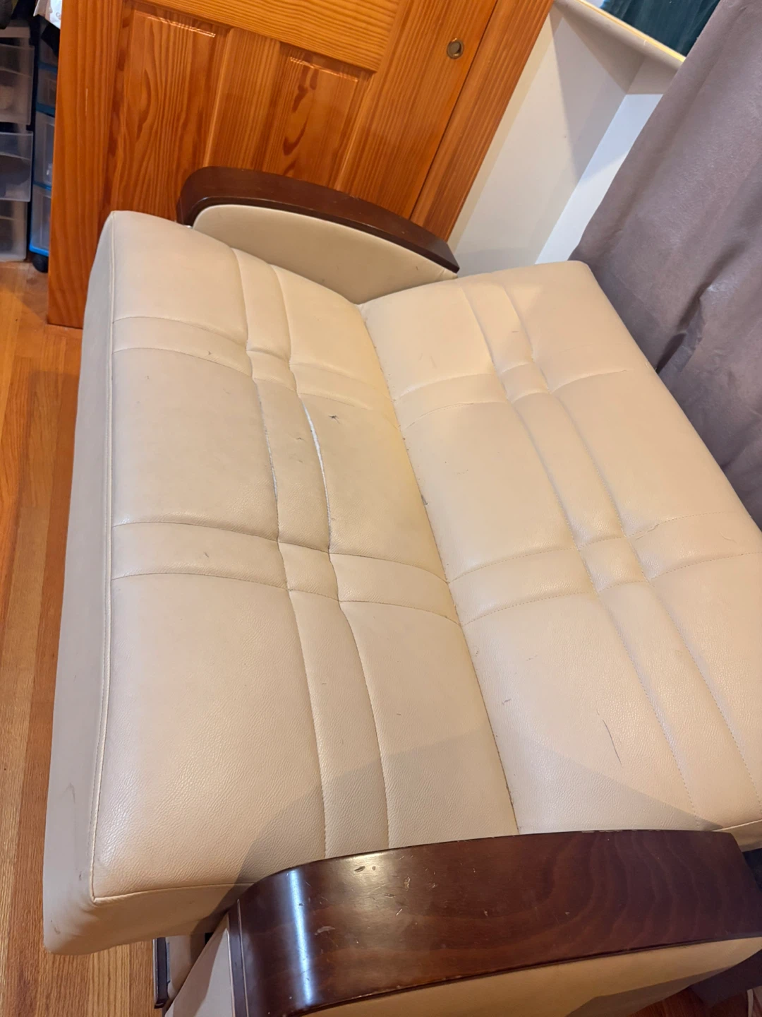Cream-Colored Loveseat Sofa cama