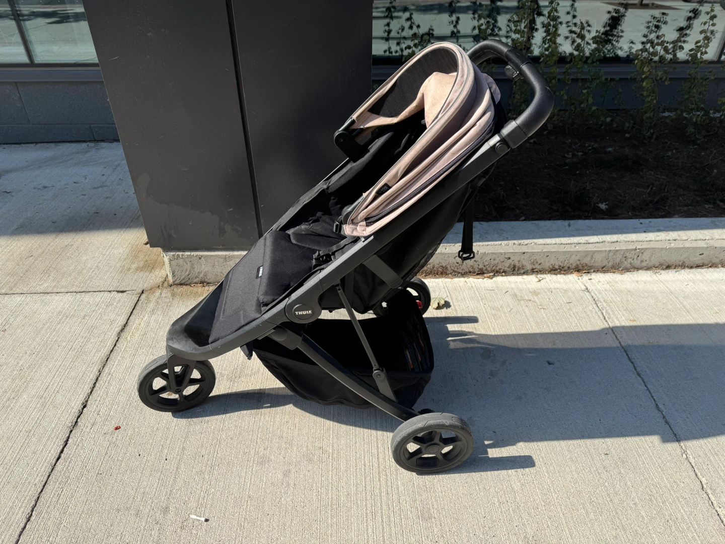 Thule Spring Stroller with Rain Cover and Snack Tray - photo 4