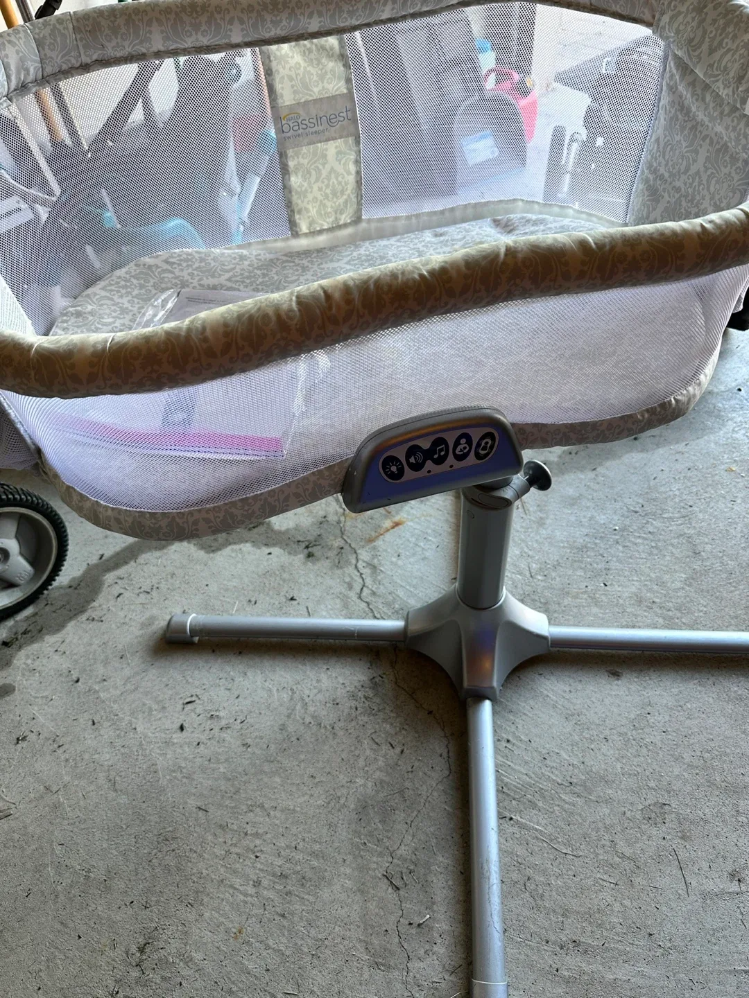 Halo Bassinest Swivel Sleeper - Great Condition! image indicator(2)