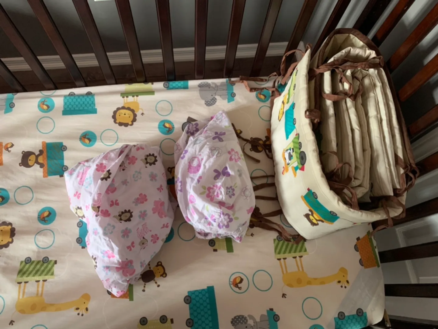 Convertible crib with mattress - bonus cover*3 and bumper image indicator(3)