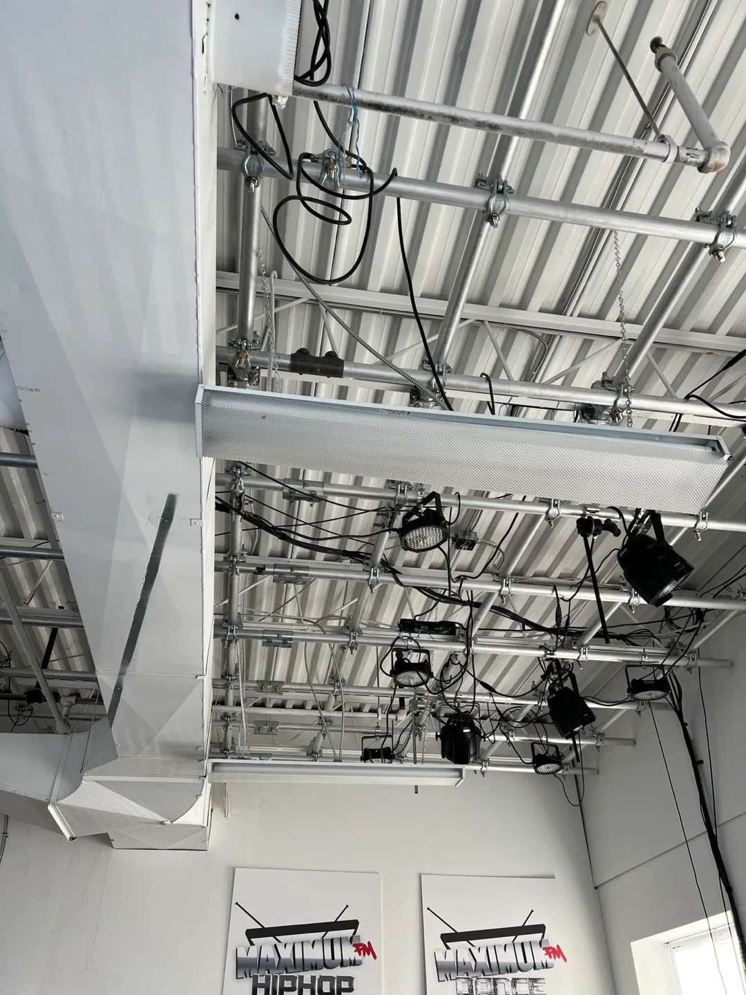 Studio Grid approx 800sq ft image indicator(2)